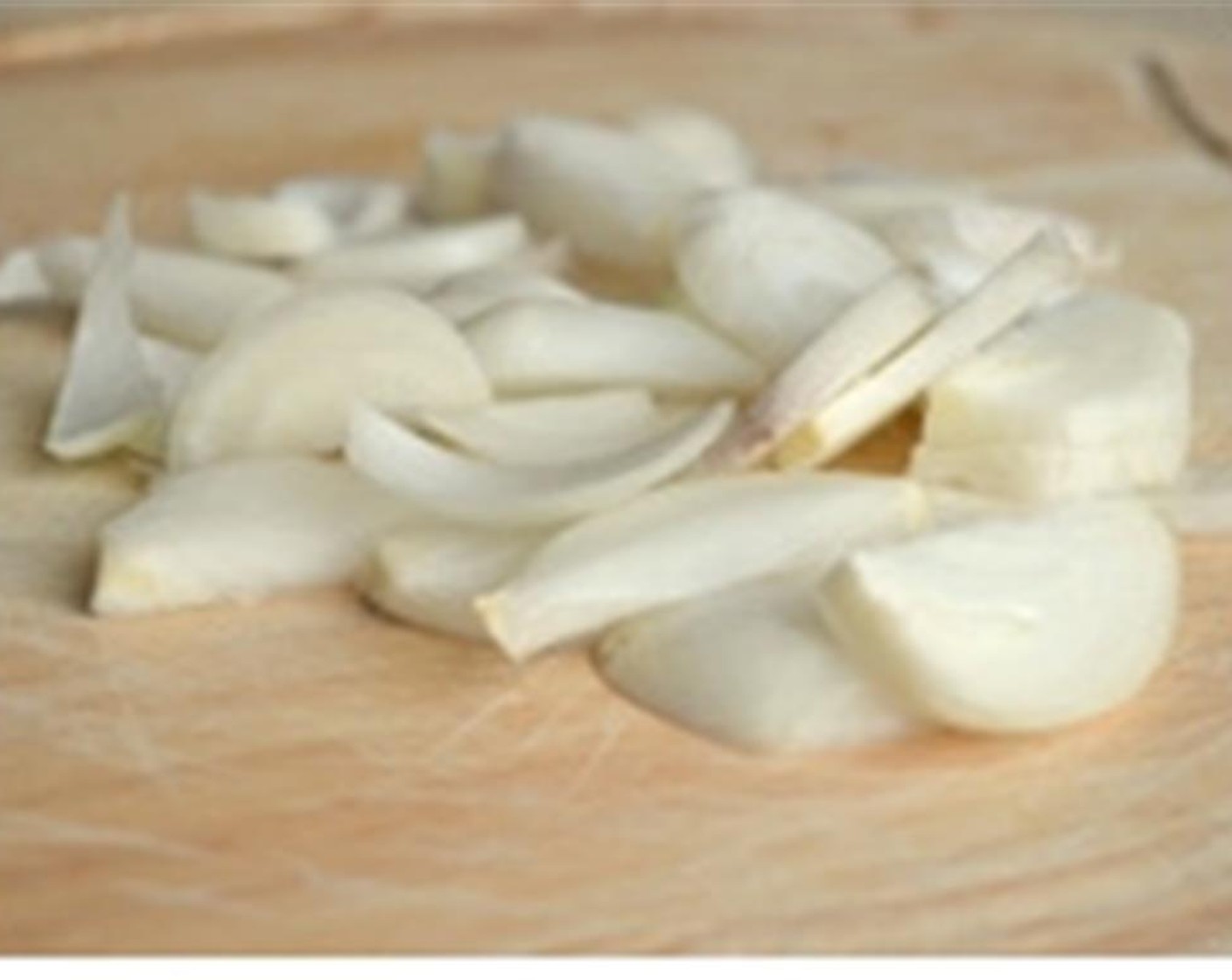 step 3 Slice the Onion (1) and crush the Garlic (1 clove) and the Fresh Ginger (1 tsp).