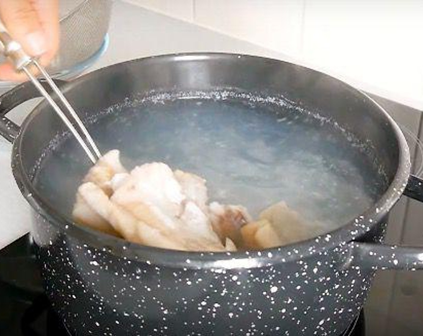 step 2 To a pot of boiling water seasoned with Salt (to taste) add the White Fish Fillets (1.1 lb) and cook for 5 minutes. Then remove and leave to drain in a colander.