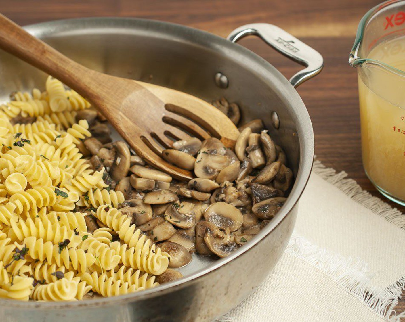 step 4 Stir in 3 cups of Chicken Broth (3 cups), Rotini Pasta (8 oz), Fresh Thyme (1 tsp) and Fresh Parsley (1 tsp). Cover and cook for 10 minutes on low, stirring once.