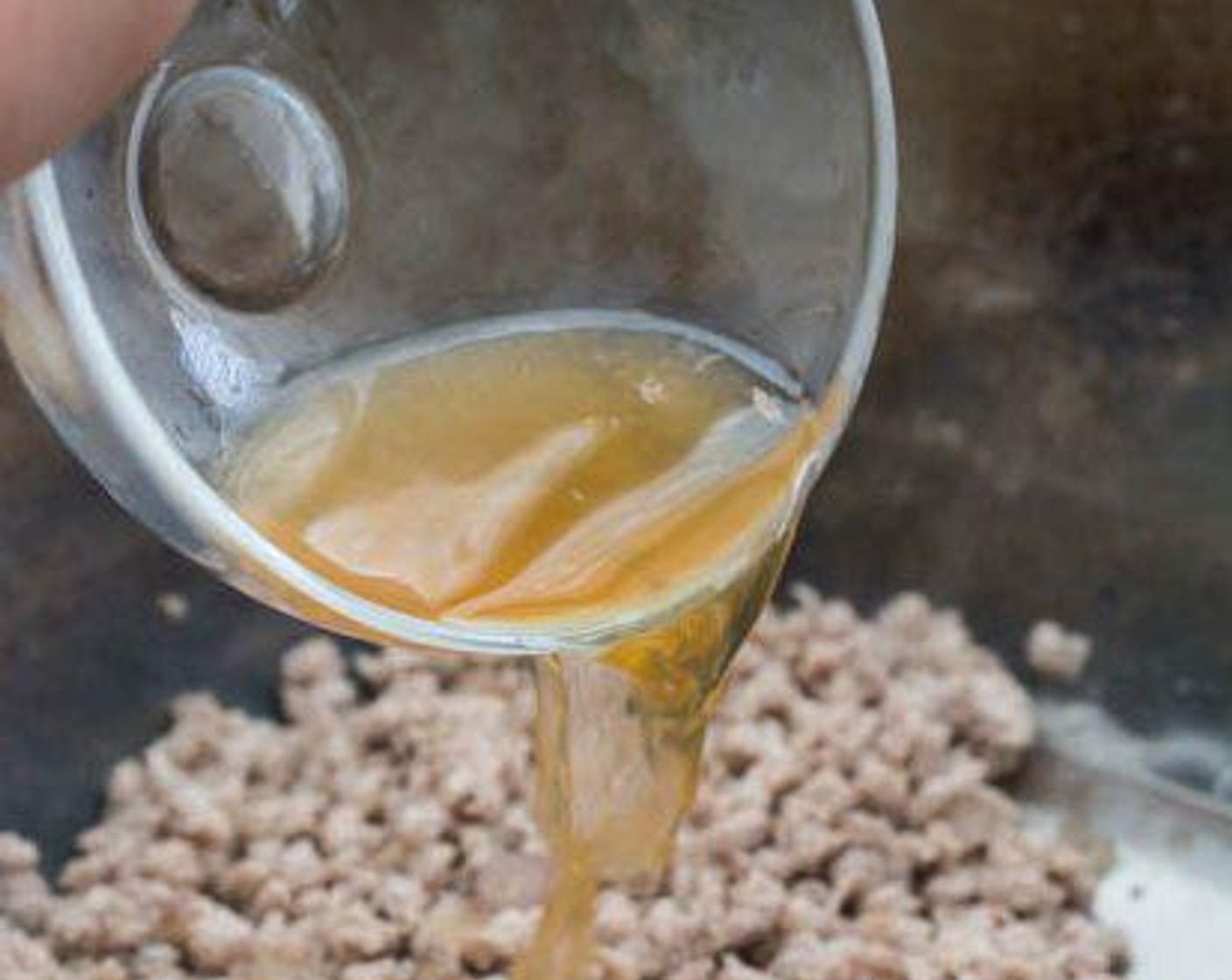 step 6 Add the sauce mixture to the pork, then stir well. When most of the water has evaporated, turn off the heat.