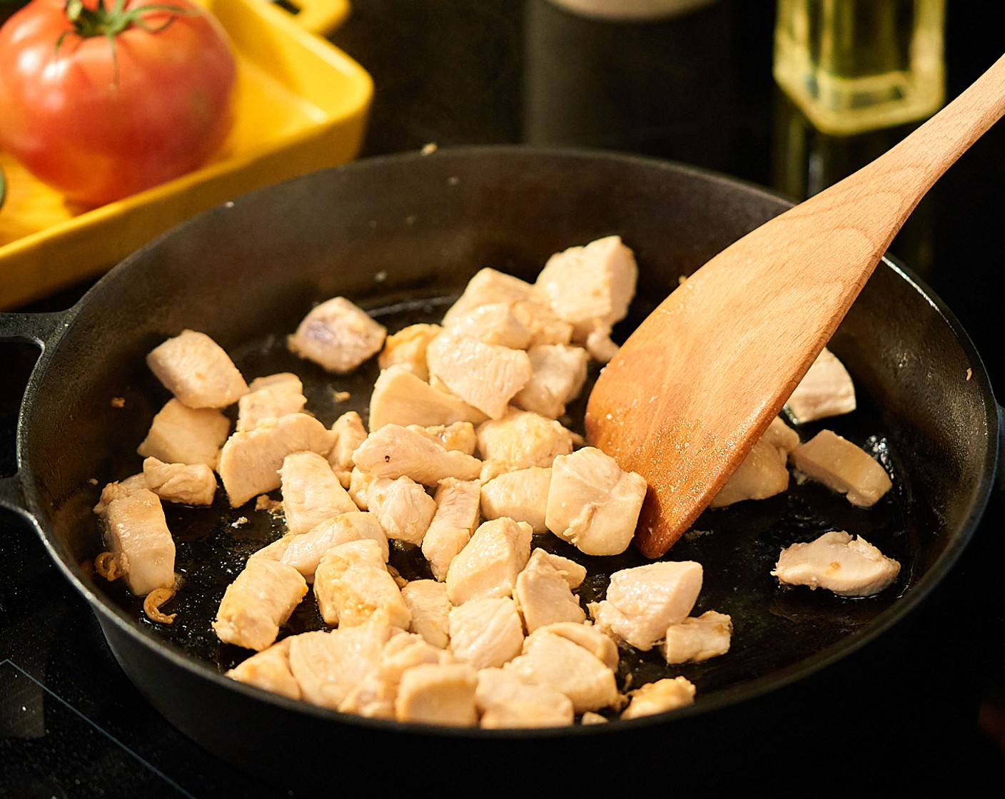 step 3 Die Pfanne mit Pflanzenöl (1 EL) bei mittlerer Hitze erwärmen. Hähnchen-Würfel hinzugeben und scharf anbraten, bis die Würfel eine goldbraune Farbe annehmen. Das Fleisch aus der Pfanne nehmen und beiseitestellen.