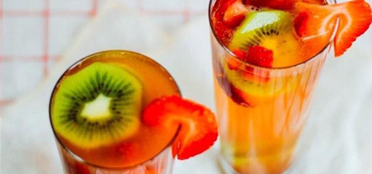 Strawberry Kiwi Champagne Cocktail Recipe | SideChef