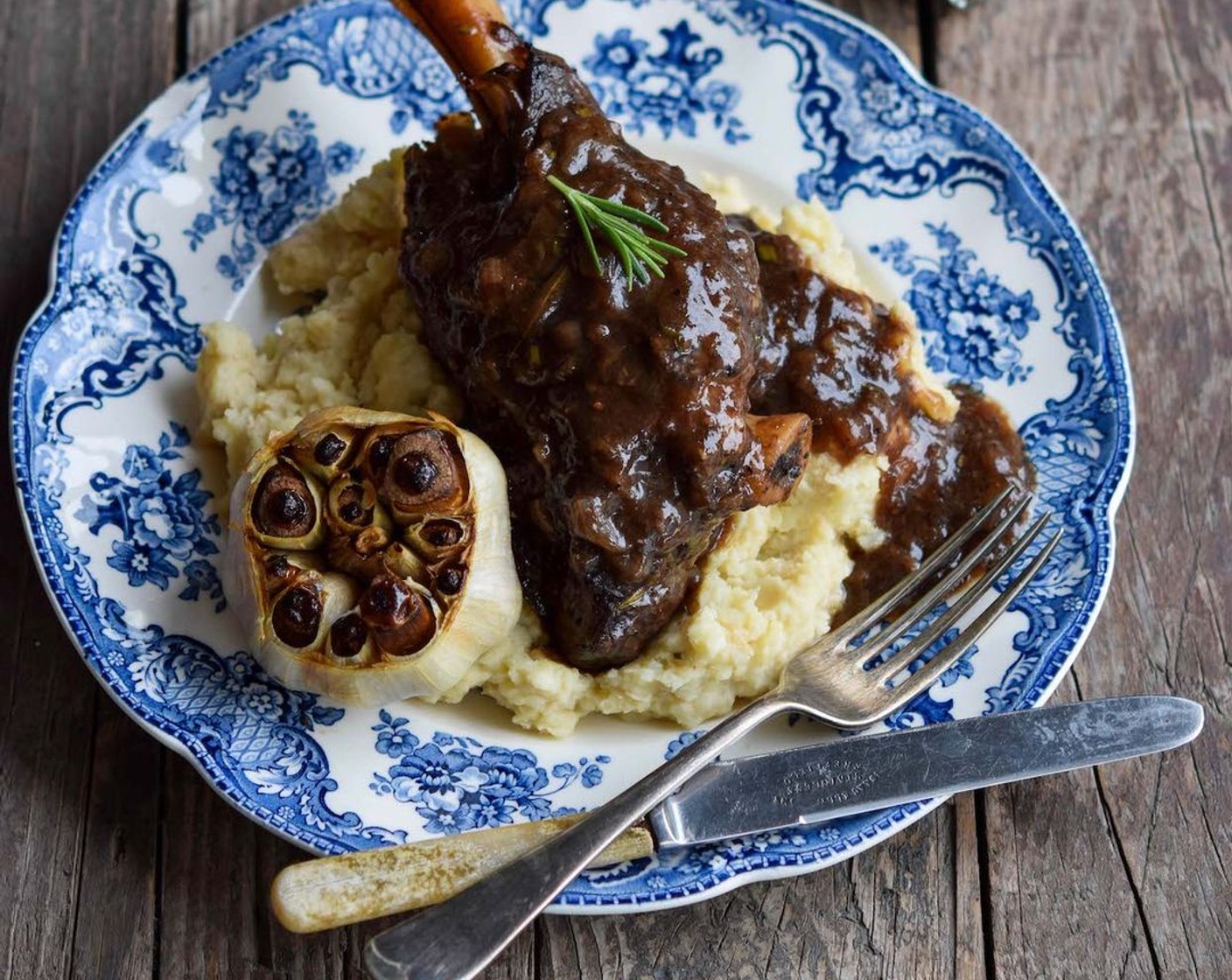 step 6 Serve the shanks with a spoonful of their gravy on a bed of creamy mashed potato with a head of roasted garlic, steamed greens like beans or Brussels sprouts, and a glass of smooth Allesverloren Shiraz or Tres Vermelhos.