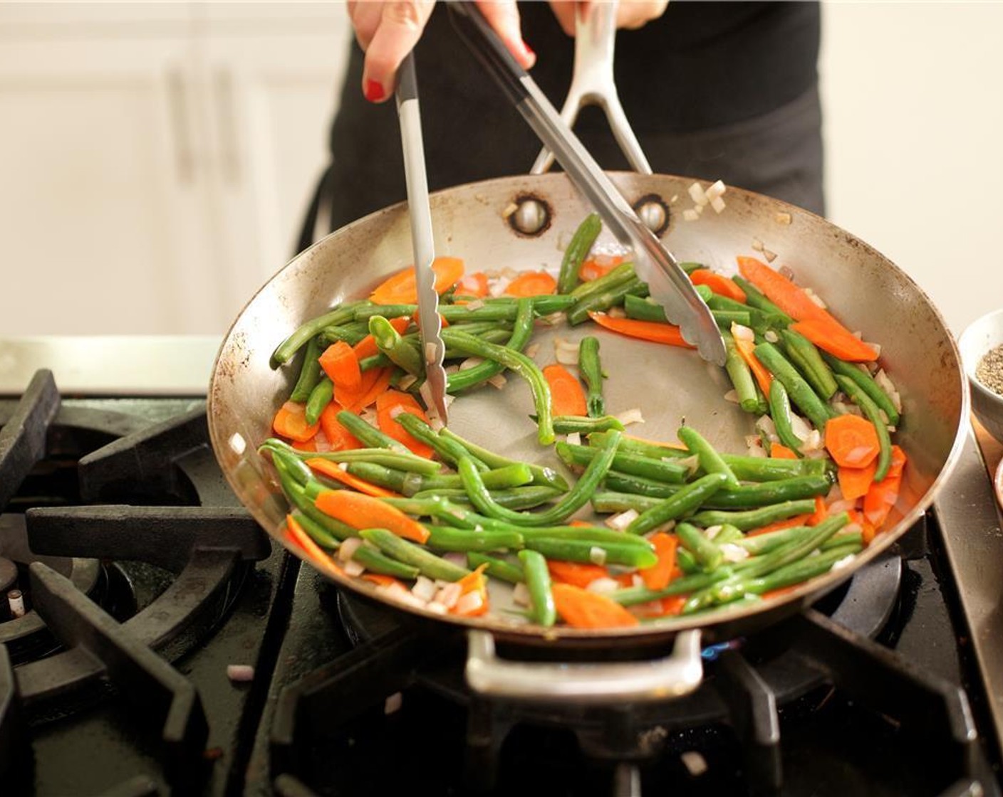 step 6 Heat a large saute pan over medium high heat. Add 1 tablespoon of olive oil to the pan, and when hot, add the green beans and saute for 3 minutes.