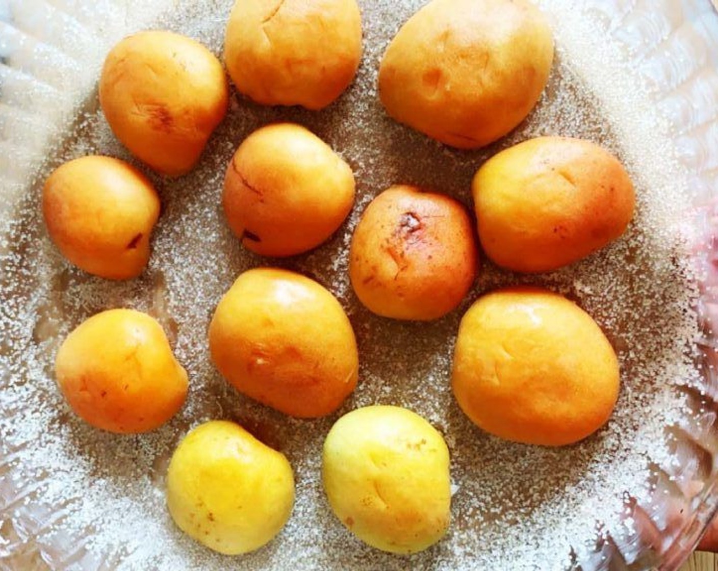 step 3 Grease with Coconut Oil (as needed) a pie pan of 22-centimeters, and dust the bottom with Coconut Sugar (to taste). Wash, cut in half, remove the pit and lay the Apricots (2 cups) down on the bottom of the pie pan.