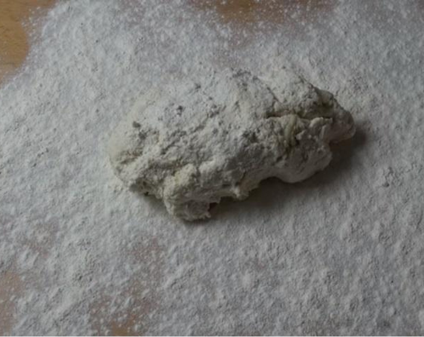 step 2 On a flavored surface, kneed the dough gently. With a roller spin, shape the dough into a rough rectangular shape.