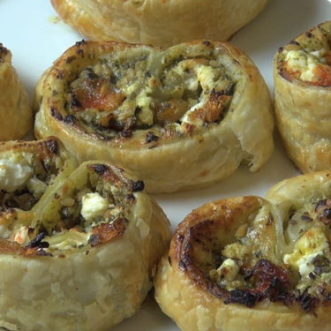 5 Ingredient Pesto Pastry Scrolls Recipe | SideChef