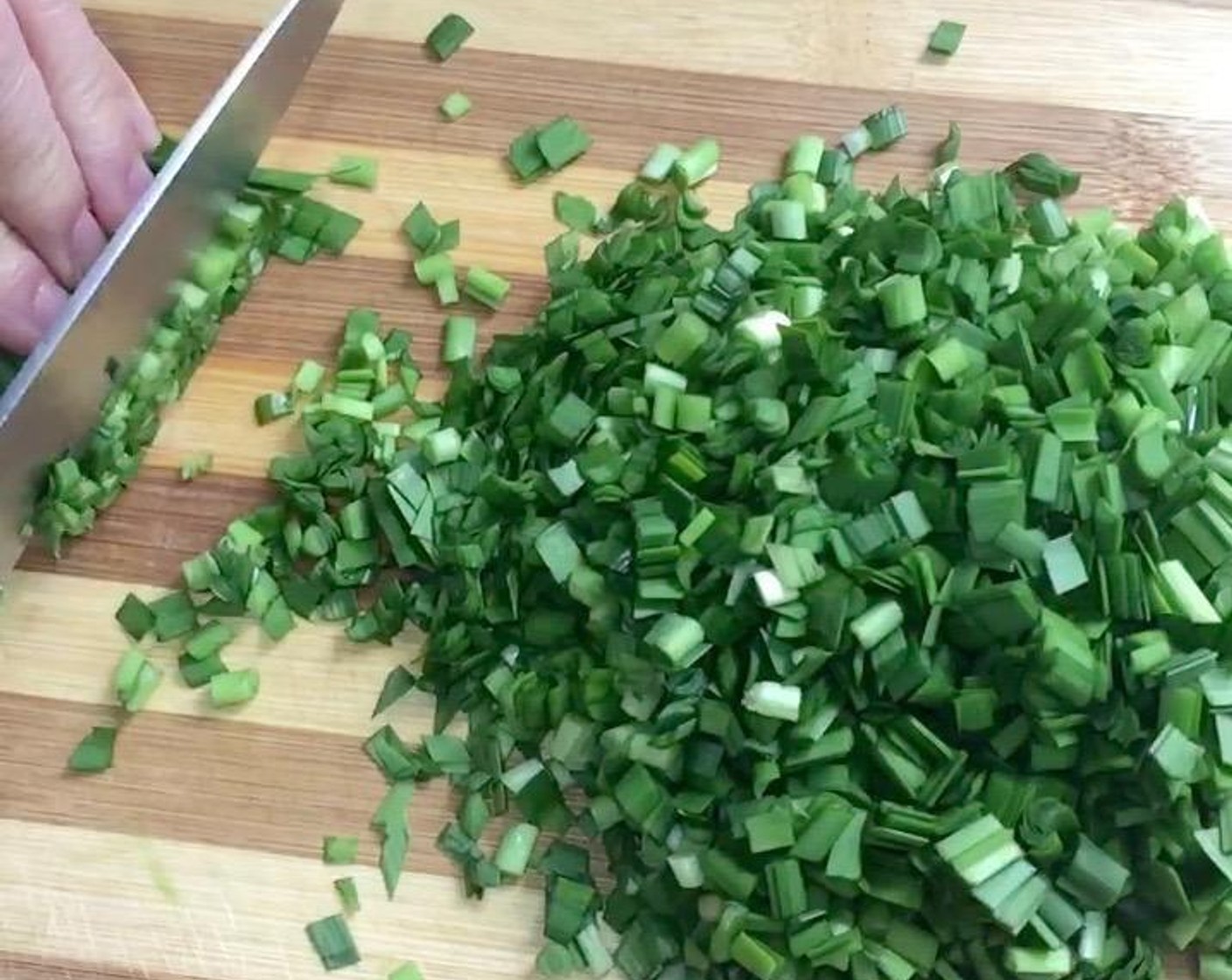 step 1 Start by preparing the filling. Wash thoroughly the fresh Chinese Chives (5 cups) and drained welling a colander. Trim off the white part at the bottom of chives. Then cut the chives into 1/2 cm long pieces. Then set aside.