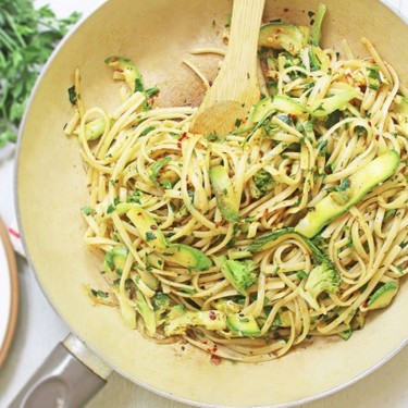 Garlic Linguine with Courgette and Broccoli Recipe | SideChef