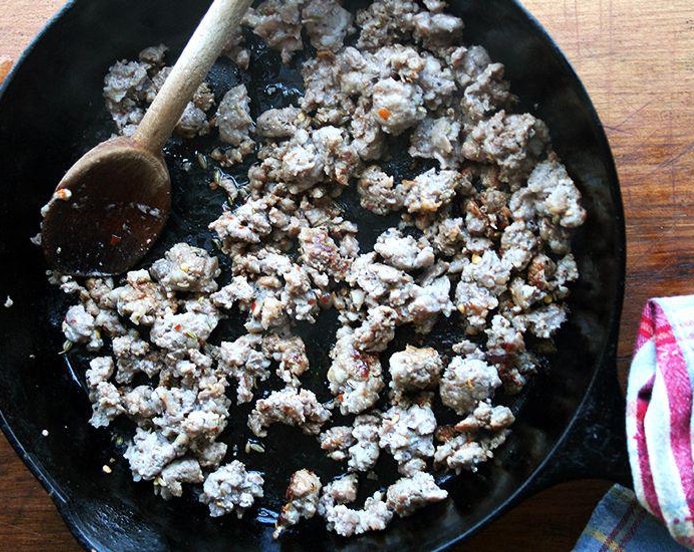 step 4 Brown the Spicy Italian Sausage Link (1 lb) over medium heat in a skillet. (No need to add any oil to the pan to brown it — the fat from the sausage should be enough.) Once it is mostly cooked through, transfer it to a paper-towel lined plate to drain.