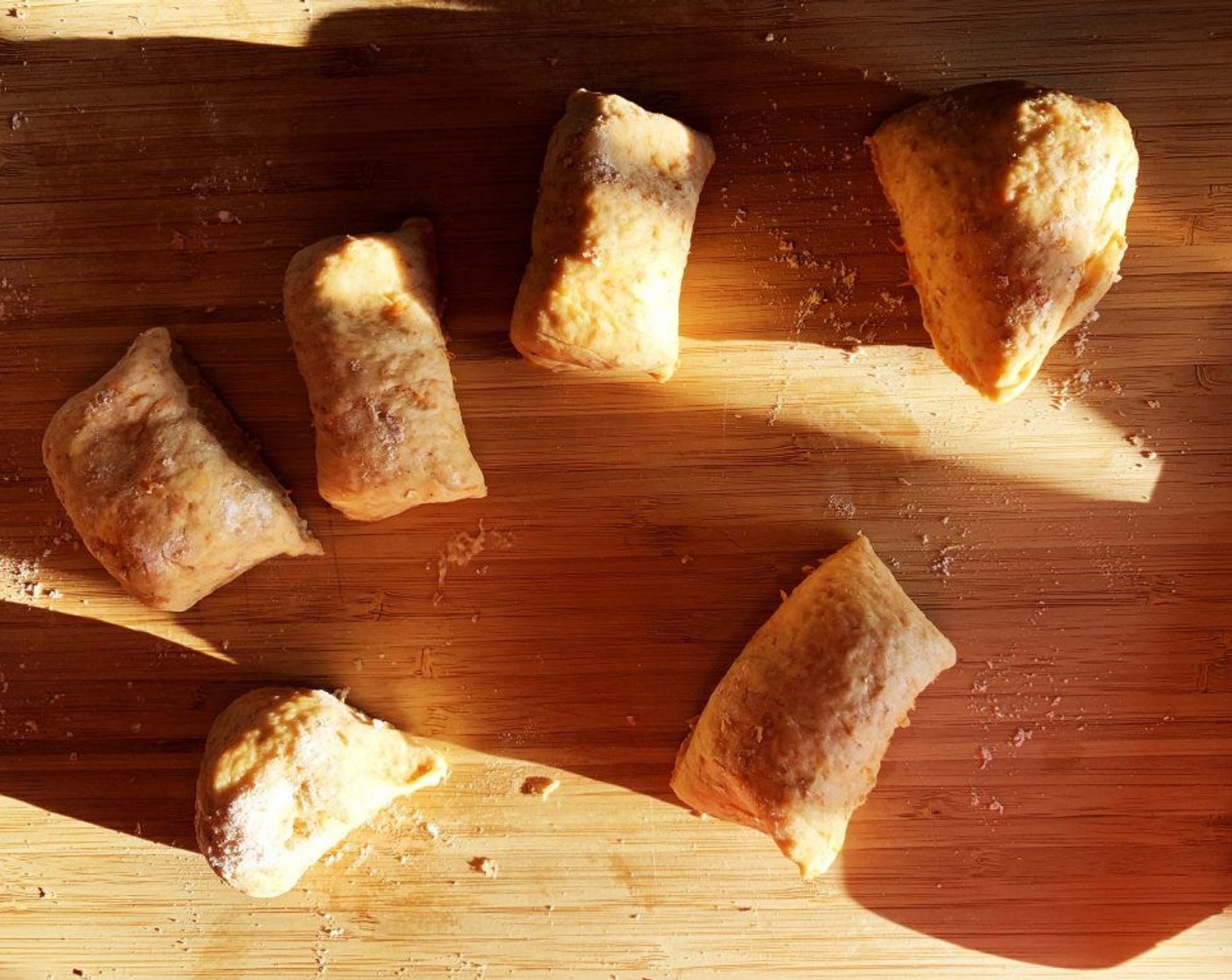 step 5 The next morning, take the dough out of your fridge and let it stand on your kitchen counter for about 1h. Then divide it into 6 pieces