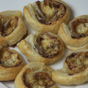 Cheesy Vegemite Scrolls Recipe | SideChef