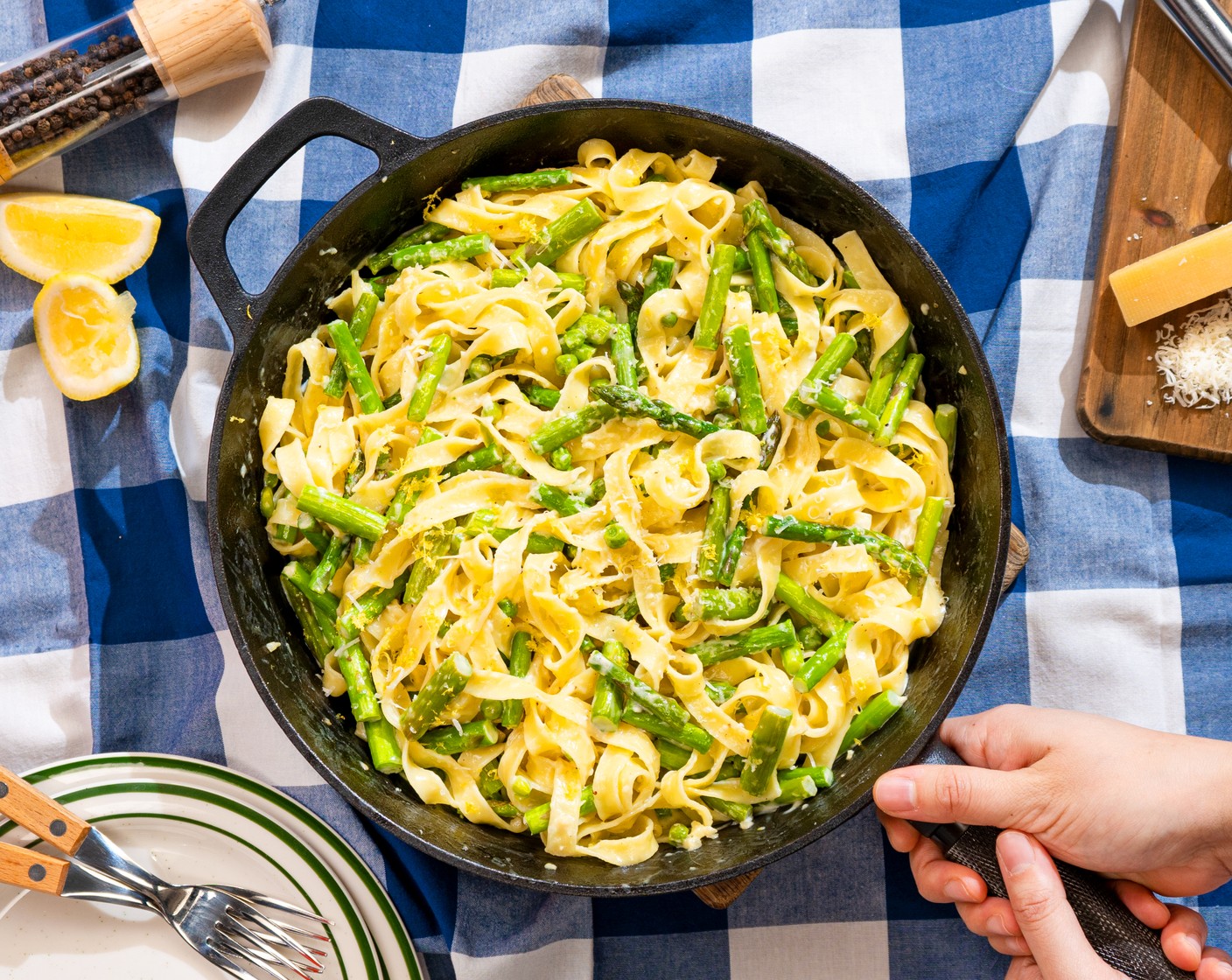 Quick Pea and Asparagus Fettuccine Alfredo