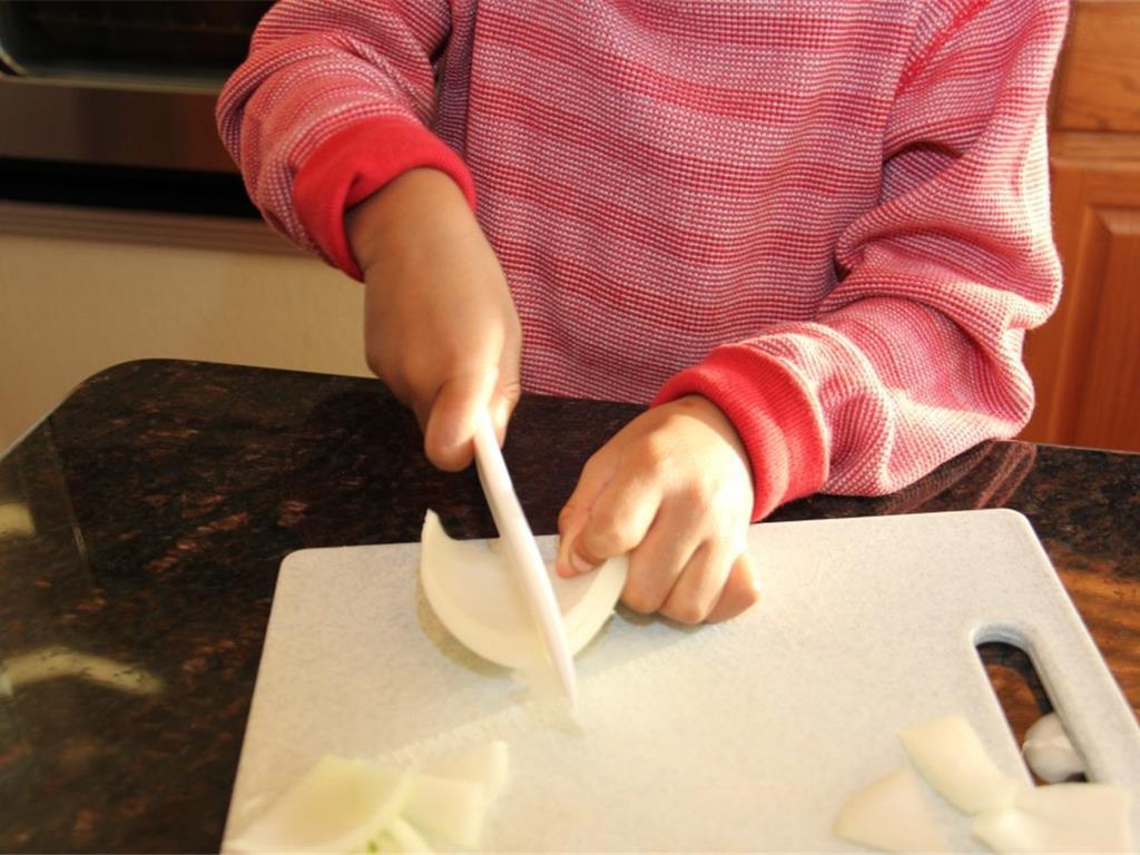 Step 2 of Pizza in a Bowl Recipe: Prepare the chopped Onion (1 cup) and chopped Bell Pepper (1 cup) by first cutting them into big chunks.