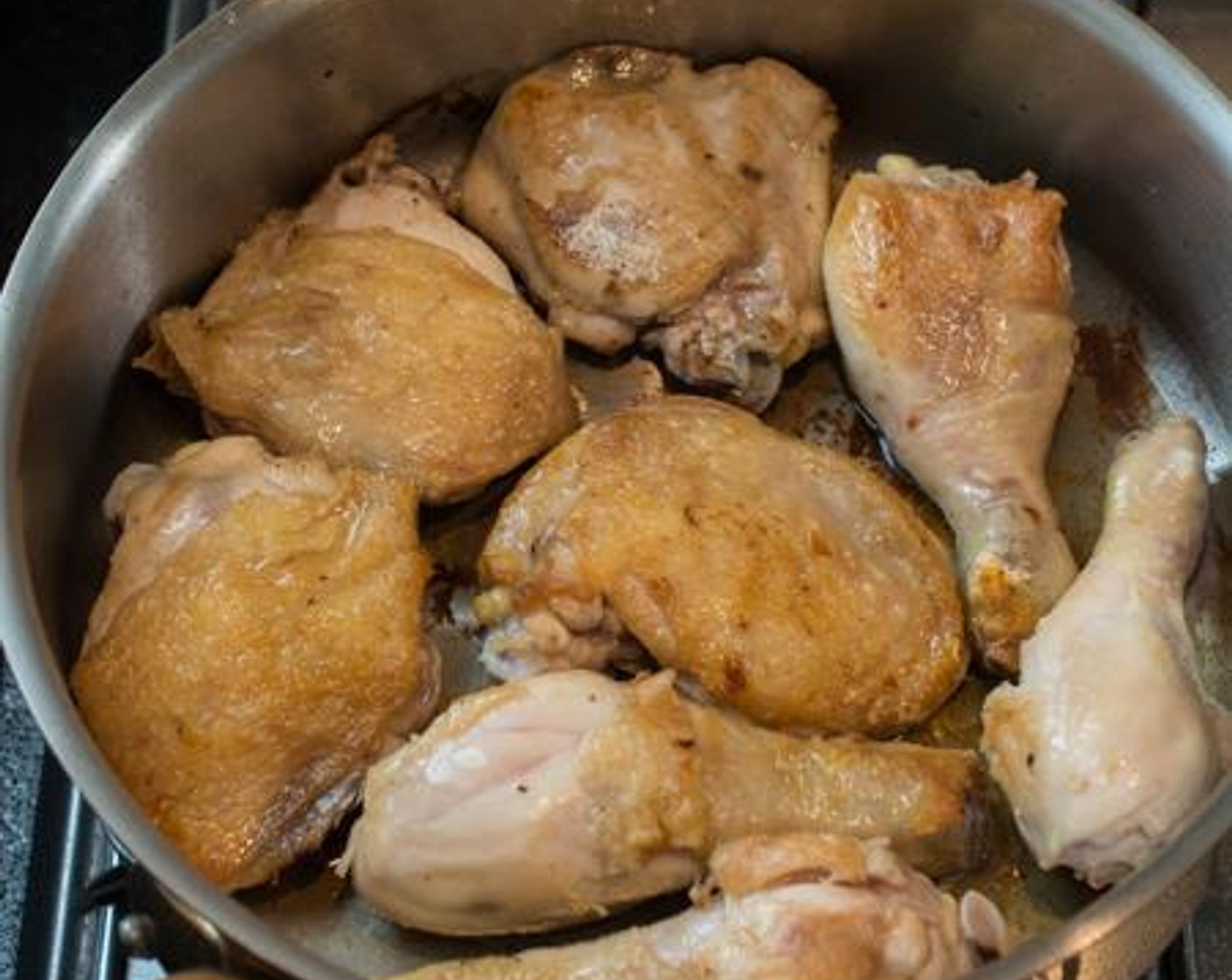 step 3 Add the Chicken Drumsticks (8 pieces) to the pan, searing both sides of the chicken until golden brown on the surface.