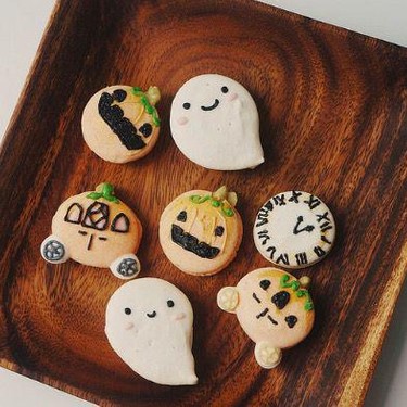 Pumpkin Spice Macarons Recipe | SideChef