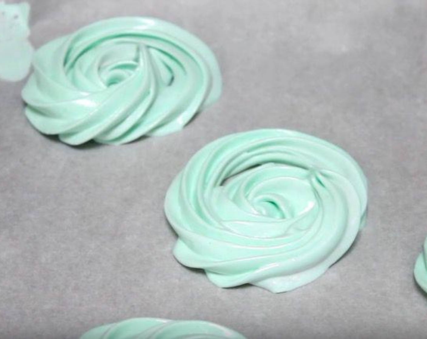 step 5 Add Green Food Coloring (1 drop) and mix to combine. Transfer meringue into a piping bag fitted with a star nozzle. Form roses on the baking sheets. Bake for 2 hours.