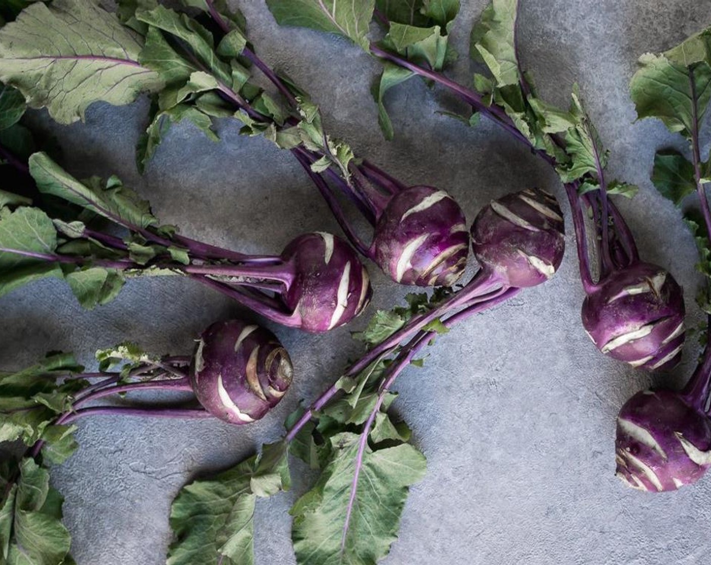 step 1 Start by removing the leaves from the Kohlrabi (1/2 cup). De-stem the leaves and rinse the kohlrabi leaves in cool water, shake dry or spin in a salad spinner to dry.