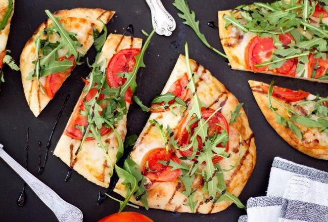 15 Minute Tomato & Mozzarella Naan Pizza Recipe | SideChef