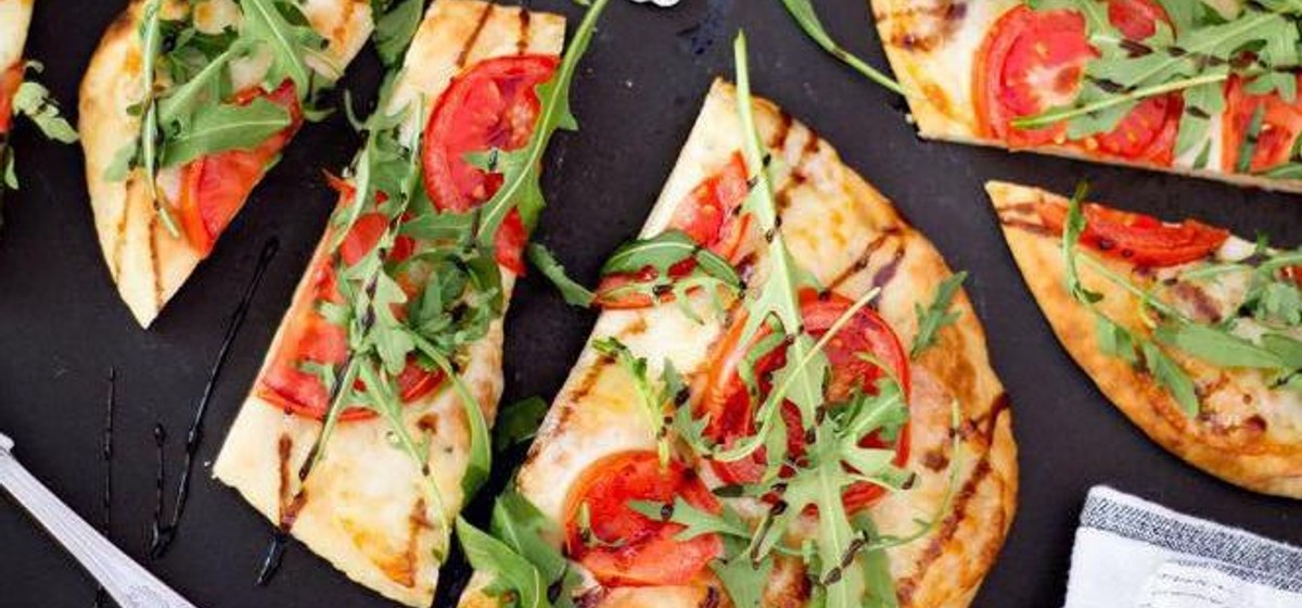 15 Minute Tomato & Mozzarella Naan Pizza Recipe | SideChef
