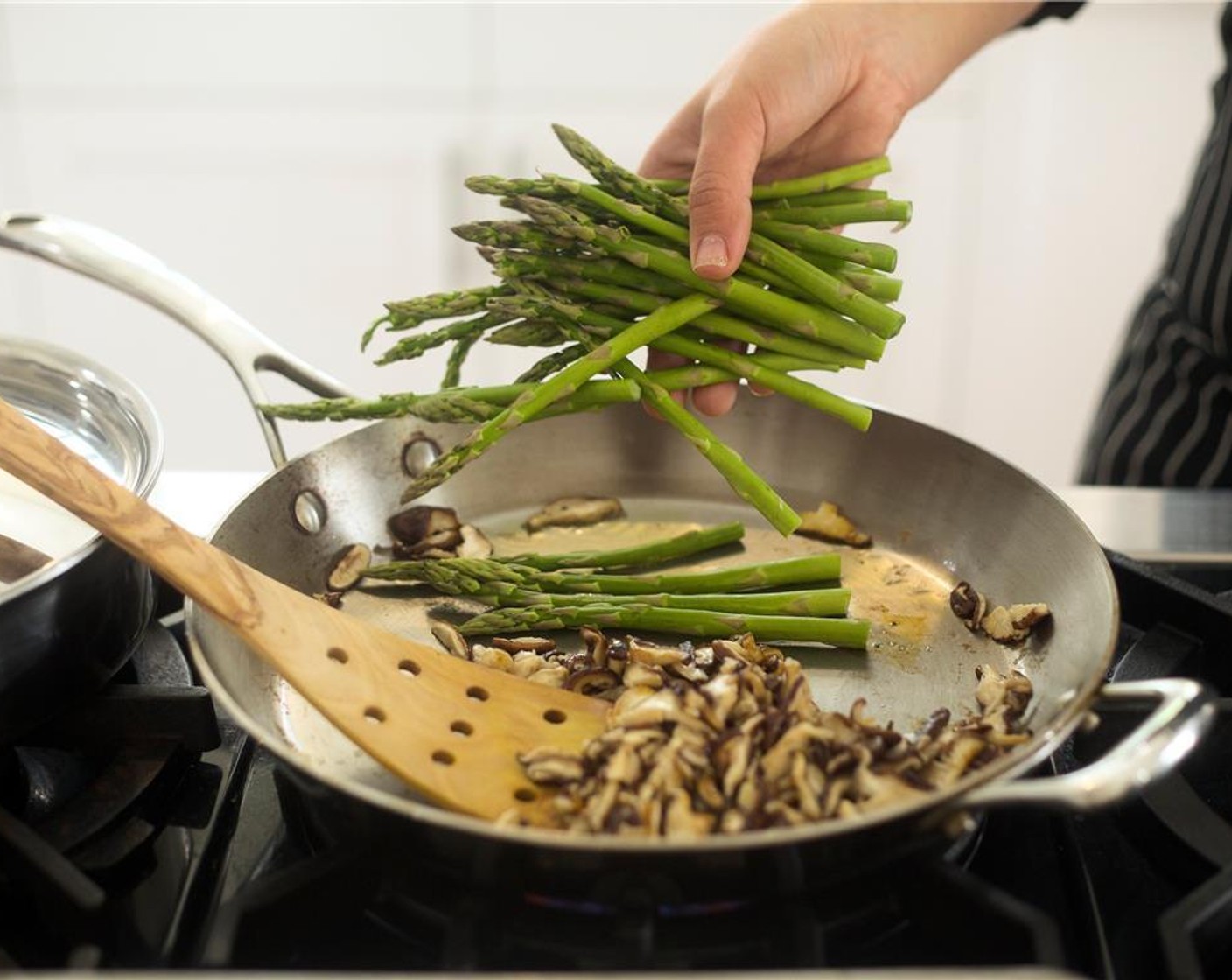 step 19 Remove mushrooms from pan. To the same pan, add half a teaspoon oil and asparagus with Unsalted Butter (1 Tbsp) and cook for 2 minutes.