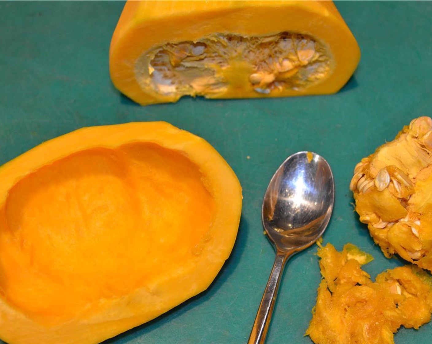 step 2 Peel the Kabocha Squash (1), remove the seeds and cut off both ends.