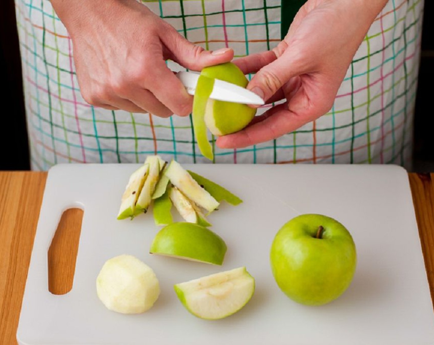 step 7 Peel, core, and cut the Green Apples (4) into 16 pieces. Add half of these fruits halfway through the cooking time.