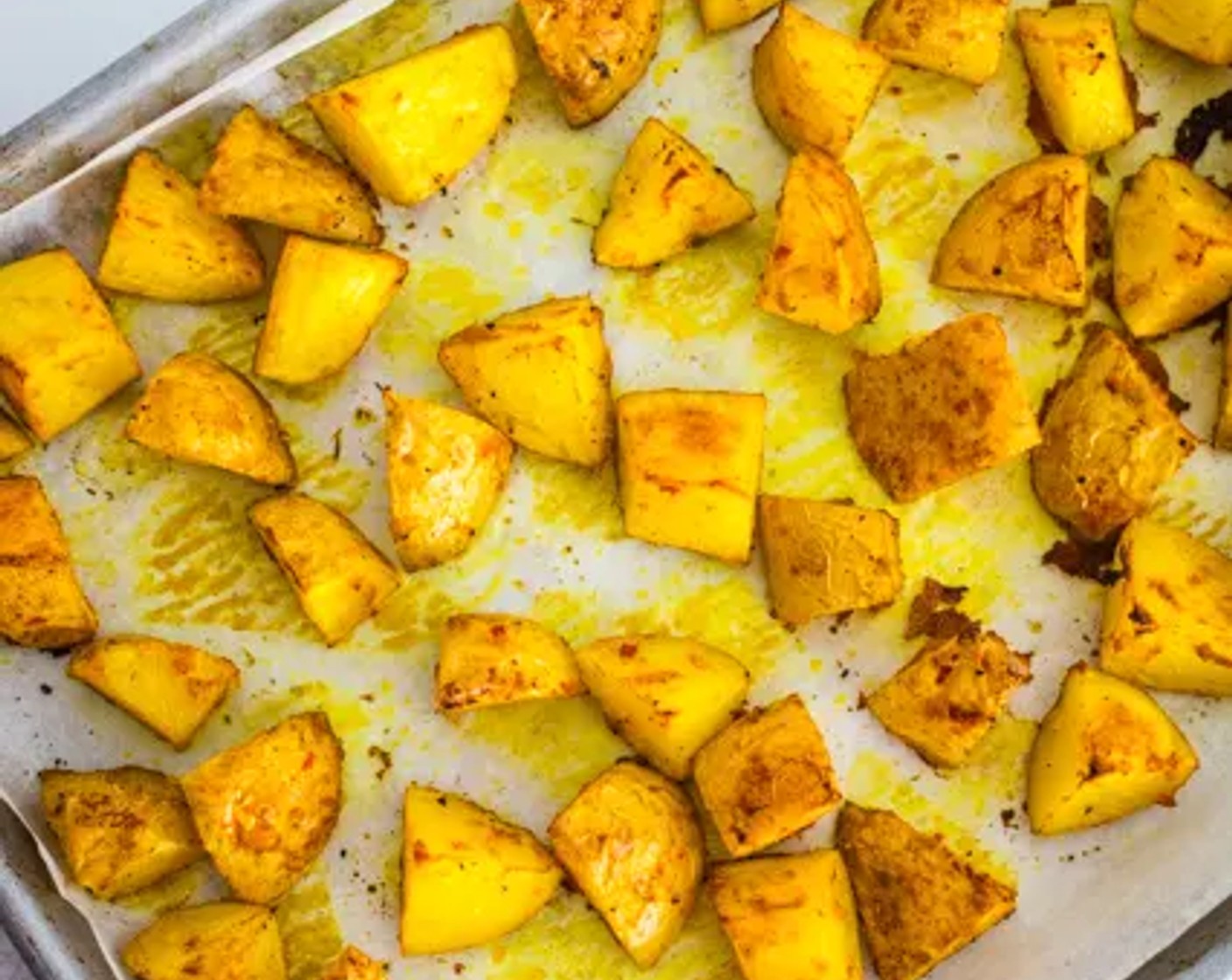 step 6 Bake for 20 minutes, then take out of the oven and use a spatula to stir the potatoes.