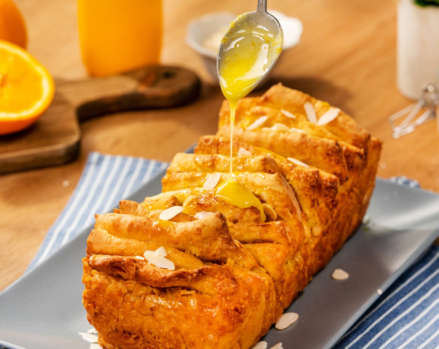 Schritt 10 Zum Schluss die Glasur auf dem Brot verteilen, mit Mandeln bestreuen und servieren.