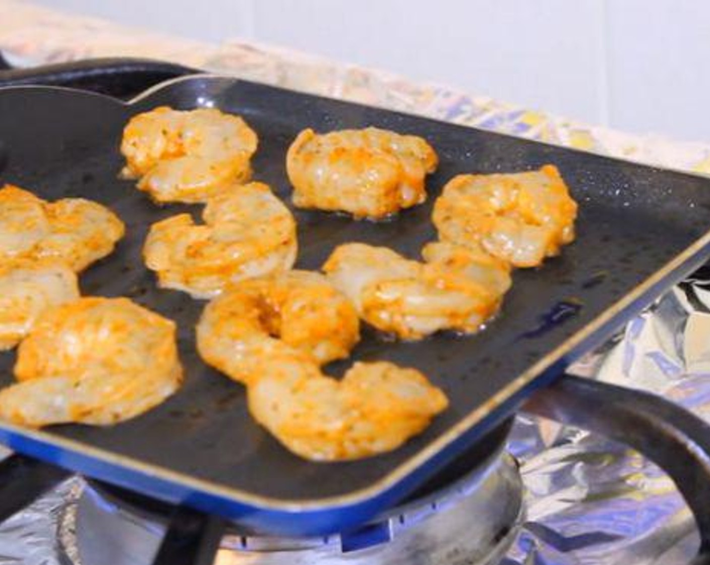 step 3 On the stove, grill the shrimp for 3 minutes on each side.