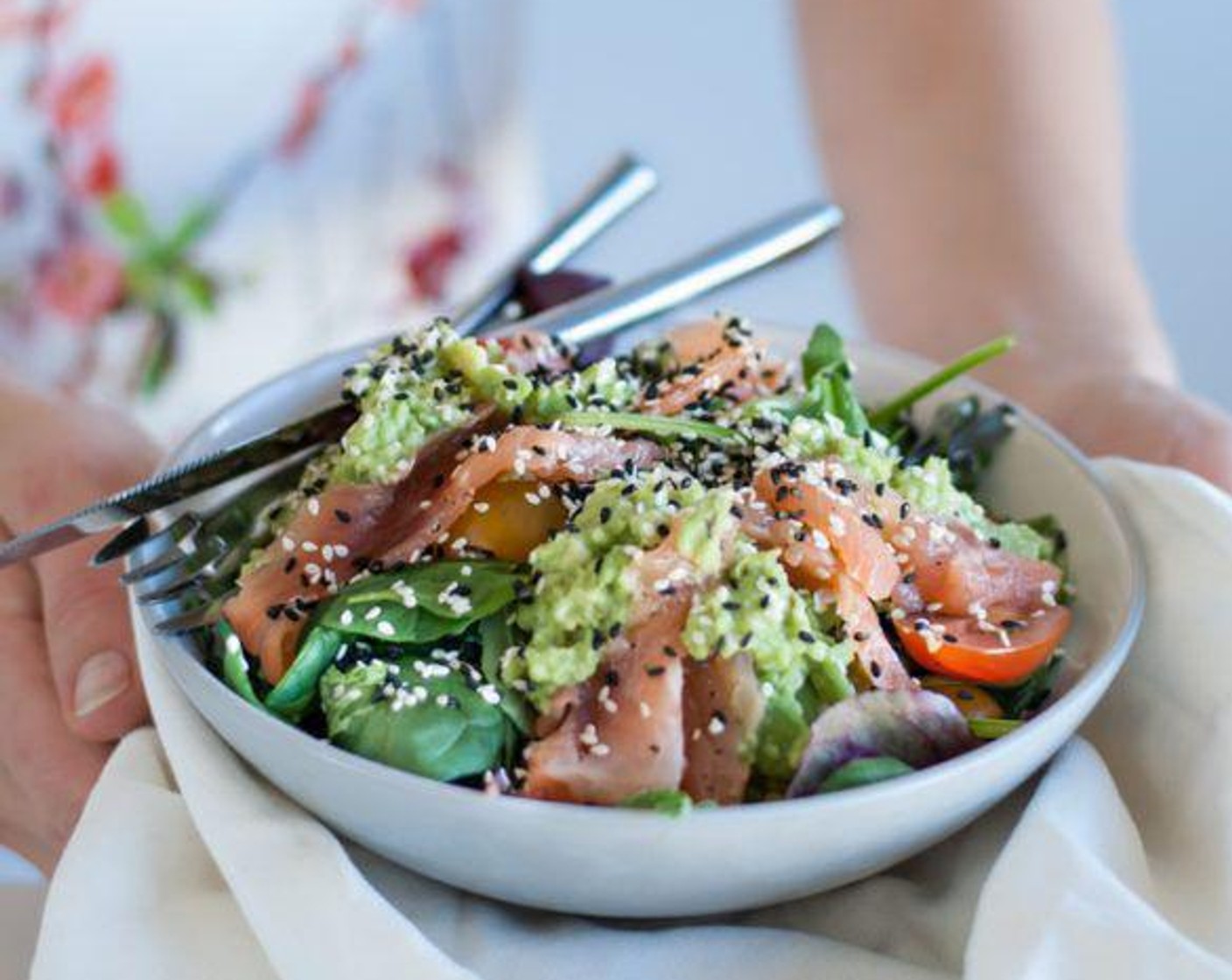 step 6 Cover salad with avocado sauce and add sliced salmon. Drizzle with Lemon Juice (to taste) and decorate with Sesame Seeds (1/2 Tbsp).