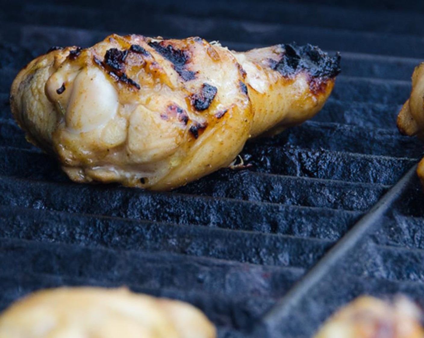 step 5 Heat the grill to a medium high heat, about 400 degrees F (200 degrees C), and arrange the wings on the grates so they don't fall through. Cook until wings are crispy and cooked through, turning once or twice about 15-20 minutes.