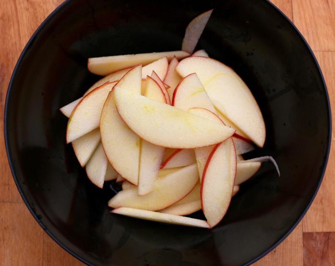 step 4 Cut the Apple (1) around the core into fine slices.