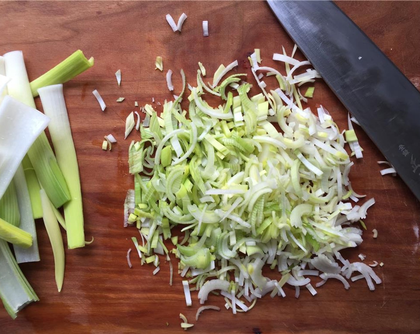 step 5 Drain and rinse the leek, and thinly slice. Set aside.
