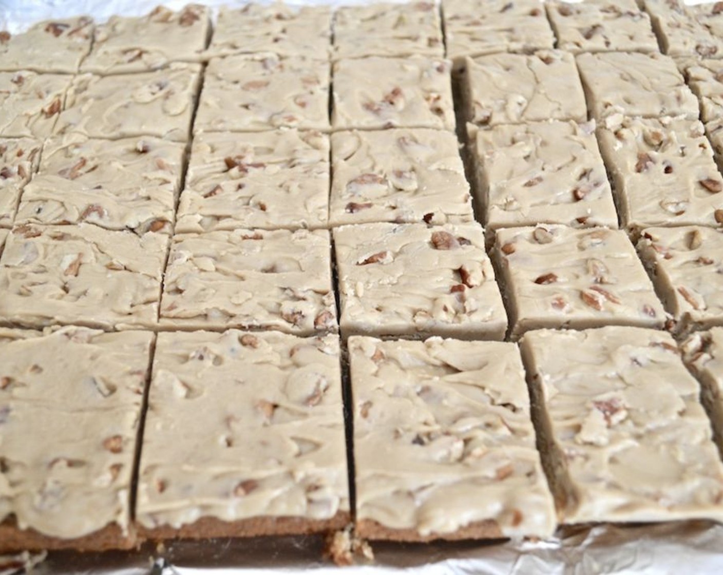 step 12 Working quickly before it sets, spread the icing evenly and smoothly on the cooled blondie layer. Set the tray in the refrigerator to completely set for 2 hours.