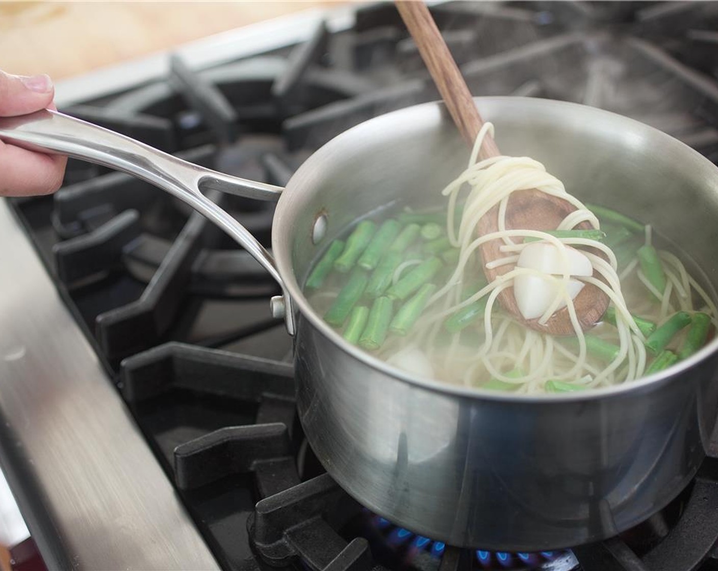 step 6 Add the Spaghetti (6 oz) to the saucepan and cook for nine minutes, stirring occasionally. In the last two minutes of cooking, add the green beans. In a colander, drain the pasta well and return to the saucepan.