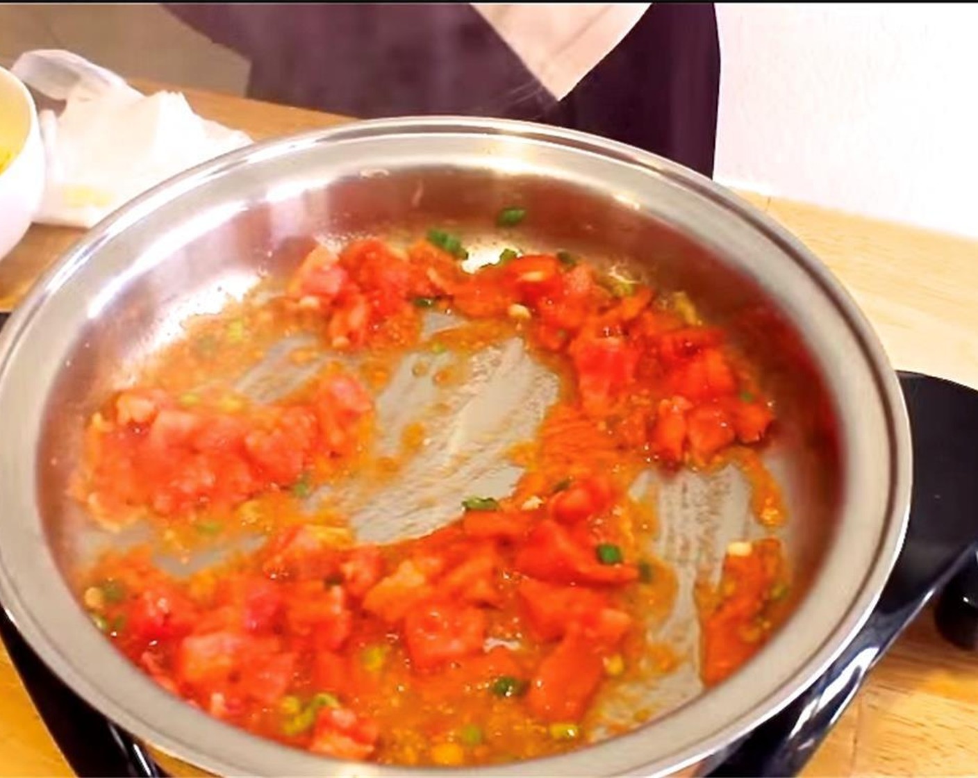 step 3 Heat some Oil (2 tsp) in the pan. Stir-fry the white part of the scallions and the tomatoes until the red tomato juice comes out. Season with Salt (1/4 tsp), Granulated Sugar (1 tsp), Ketchup (2 tsp), Soy Sauce (1/2 tsp), and Water (1 1/3 Tbsp). Mix well.
