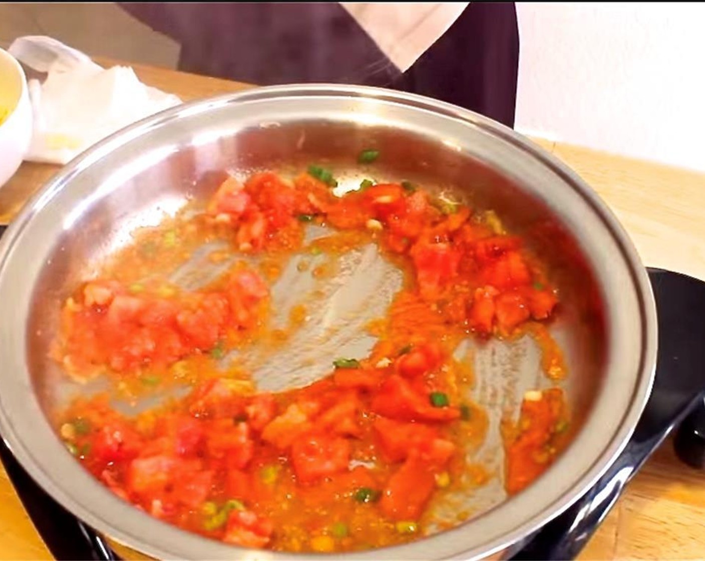 step 3 Heat some Oil (1/2 Tbsp) in the pan. Stir-fry the white part of the scallions and the tomatoes until the red tomato juice comes out. Season with Salt (1/4 tsp), Granulated Sugar (1 tsp), Ketchup (1/2 Tbsp), Soy Sauce (1/2 tsp), and Water (1 Tbsp). Mix well.