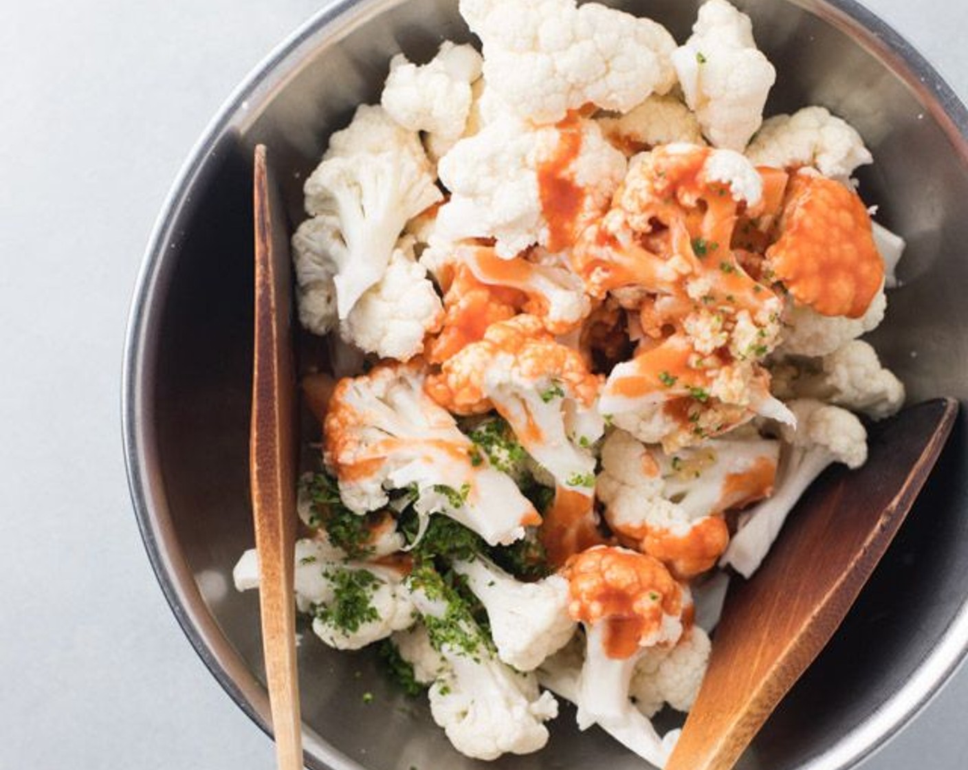 step 3 Toss cauliflower, Cayenne Hot Sauce (1/2 cup), Olive Oil (1 Tbsp), Garlic (1 Tbsp) and Fresh Parsley (1 Tbsp) together in a large mixing bowl.