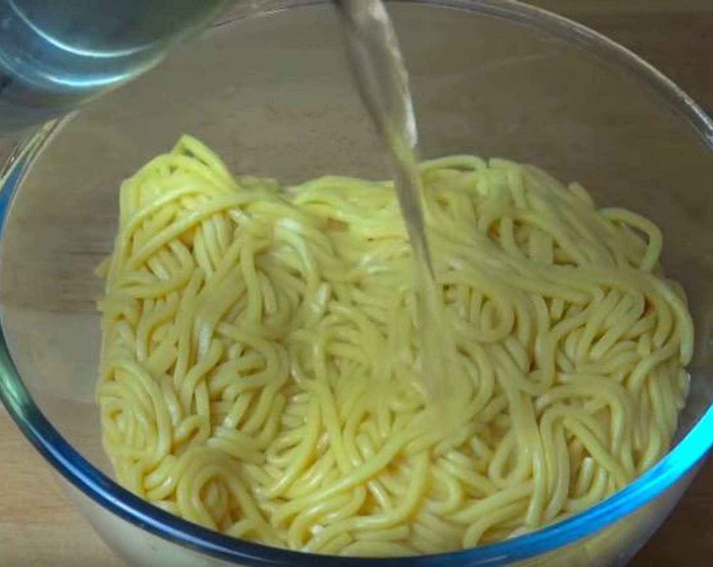 step 1 In a heat-proof glass bowl, cover Hokkien Noodles (16 oz) with boiling water. Gently stir until noodles start to separate, about 2-3 minutes. Drain and set aside.