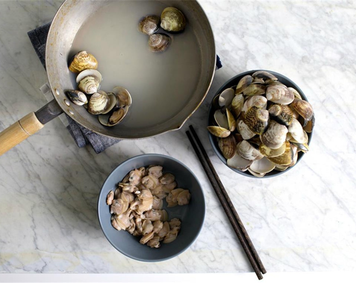 step 2 Combine the fresh little neck clams in a pot with Sake (1/4 cup), then put the lid on and cook over medium-high heat for 2 to 3 minutes, until they're all opened. Remove the meats and discard shells. You'll have a cup of meat.