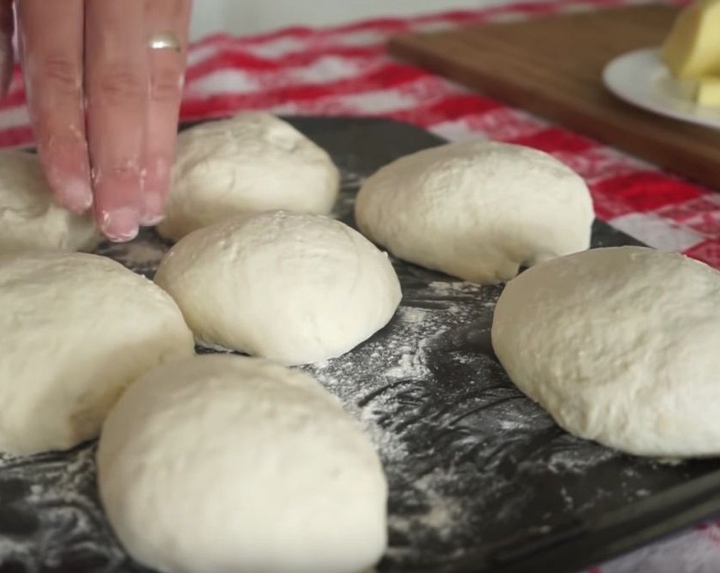 step 7 Create small pizza balls, each weighing about 250 grams. Don’t overwork them, just enough to make them round, and then move them onto a tray dusted with flour.