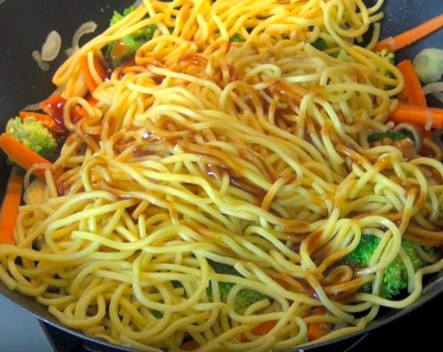 step 6 Return the chicken, noodles and sauce to the pan. Stir fry for another 2-3 minutes, or until everything is combined and heated through.