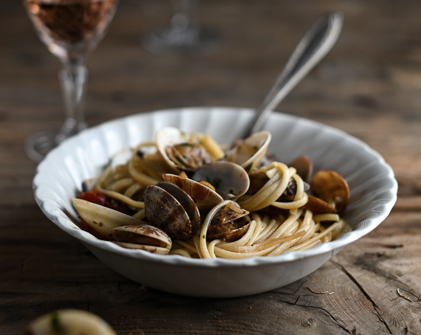 step 6 Serve the vongole immediately with lemon wedges to squeeze over the top, a few glasses of chilled rosé wine, and if desired, fresh crusty bread to mop up the sauce.