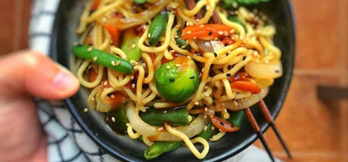Stir Fried Chinese Egg Noodles with Oyster Sauce Recipe | SideChef