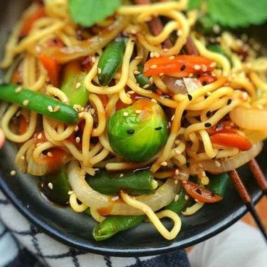 Stir Fried Chinese Egg Noodles with Oyster Sauce Recipe | SideChef