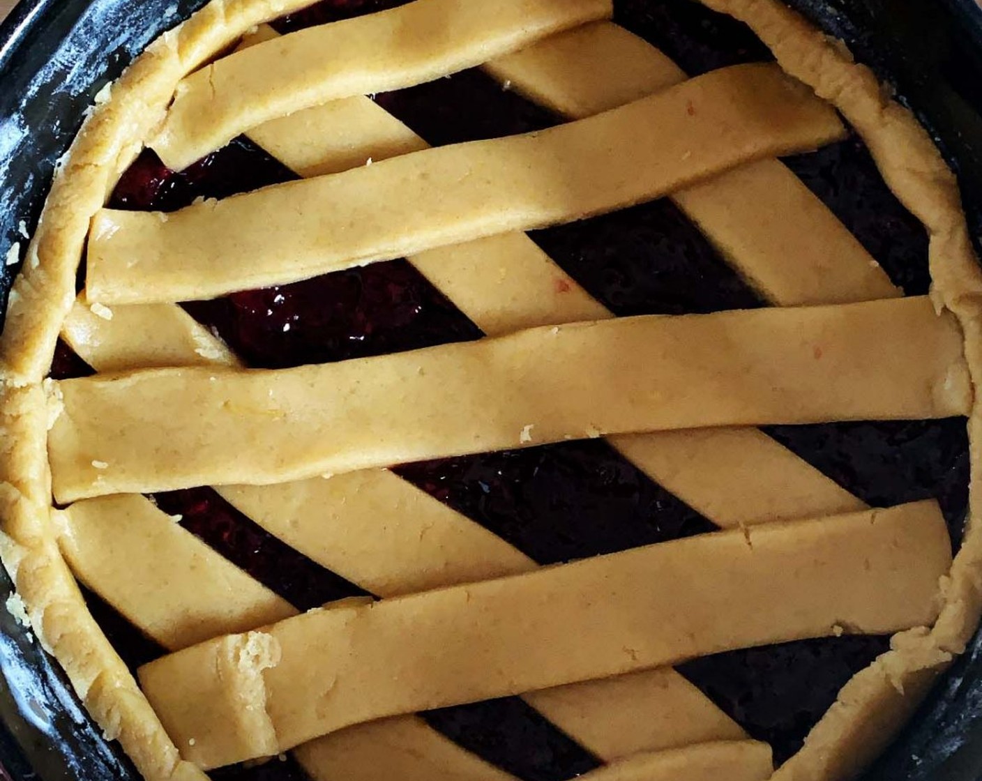 step 6 Use the remaining dough to decorate the top with the classic crossed strips.