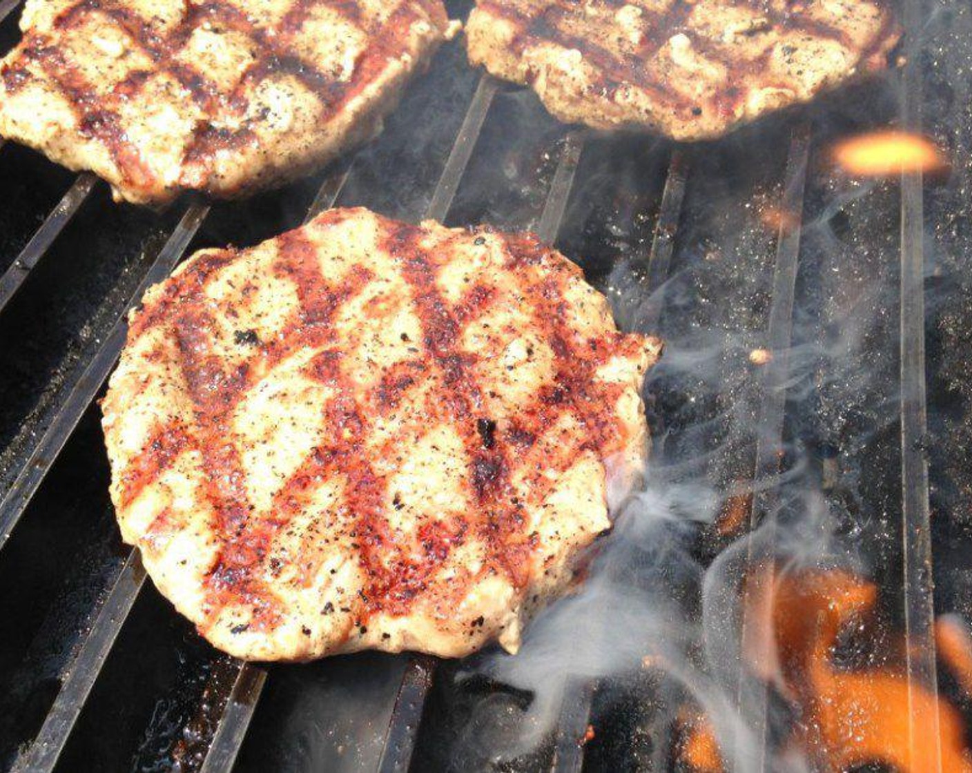 step 2 The best method for grilling any burger is to use a good grate to get those great grill marks, and then cook your burger 2 -3 minutes, give your burger patty a twist to create cross-hatch grill marks. Allow it to cook for another 2 -3 minutes. Then you can flip your burger and repeat the process.