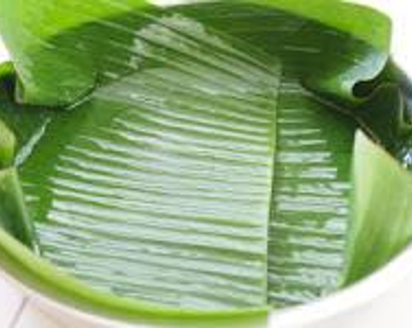 step 3 Prepare the steamer. Line the steaming tray with Banana Leaves (to taste) and lightly grease with oil.  Place Pandan Leaves (8) in the tray.