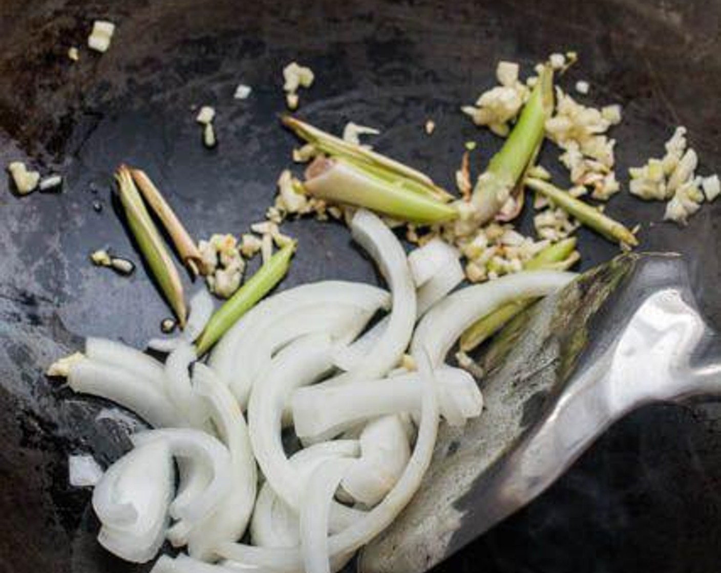 step 5 Add Garlic (2 cloves) and Onion (1/2), then stir-fry for about 30 seconds.